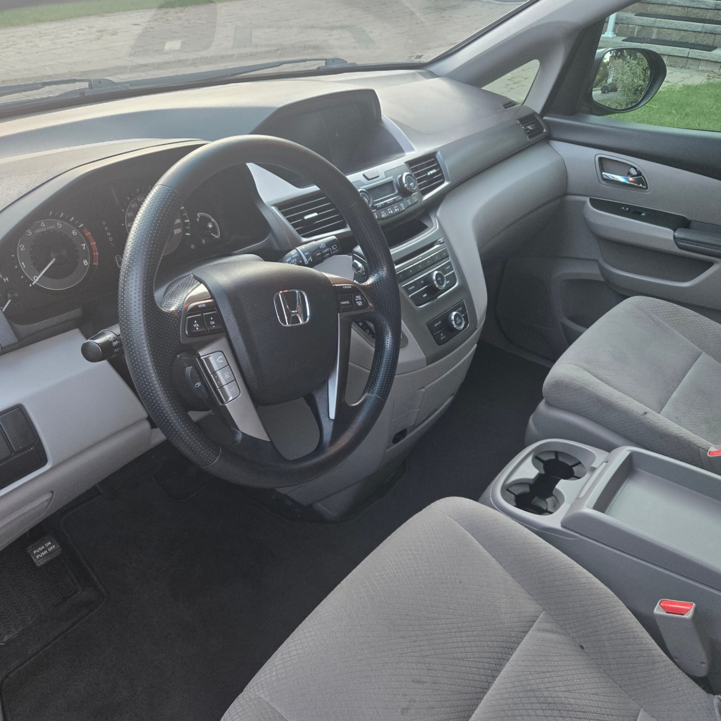 2016 Honda Odyssey SE — photo 8 of 9