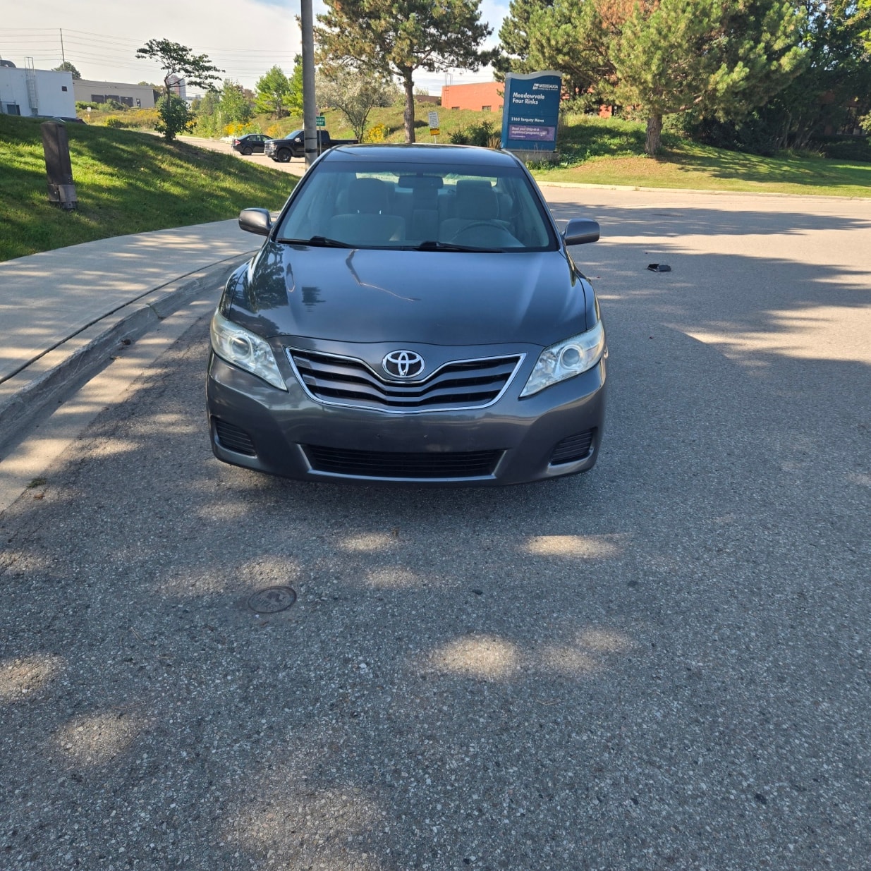 2011 Toyota Camry LE V6 — photo 2 of 9