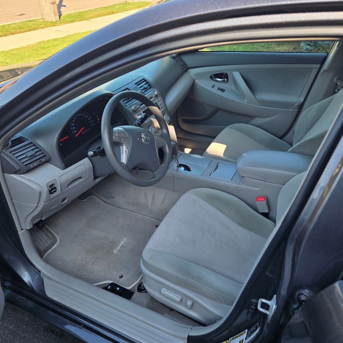 2011 Toyota Camry LE V6 — photo 8 of 9