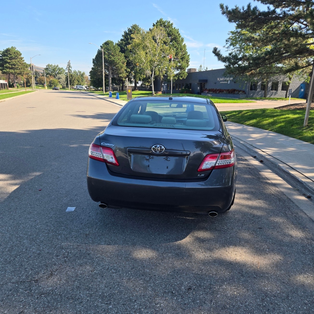 2011 Toyota Camry LE V6 — photo 4 of 9