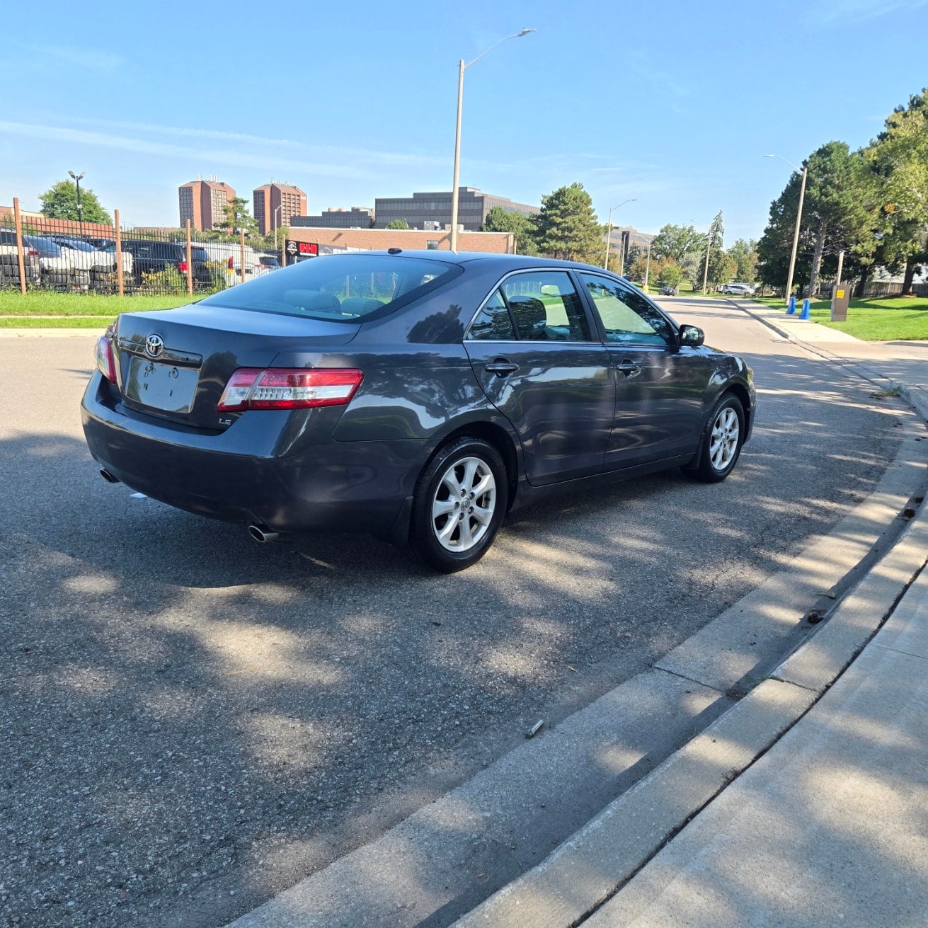 2011 Toyota Camry LE V6 — photo 5 of 9