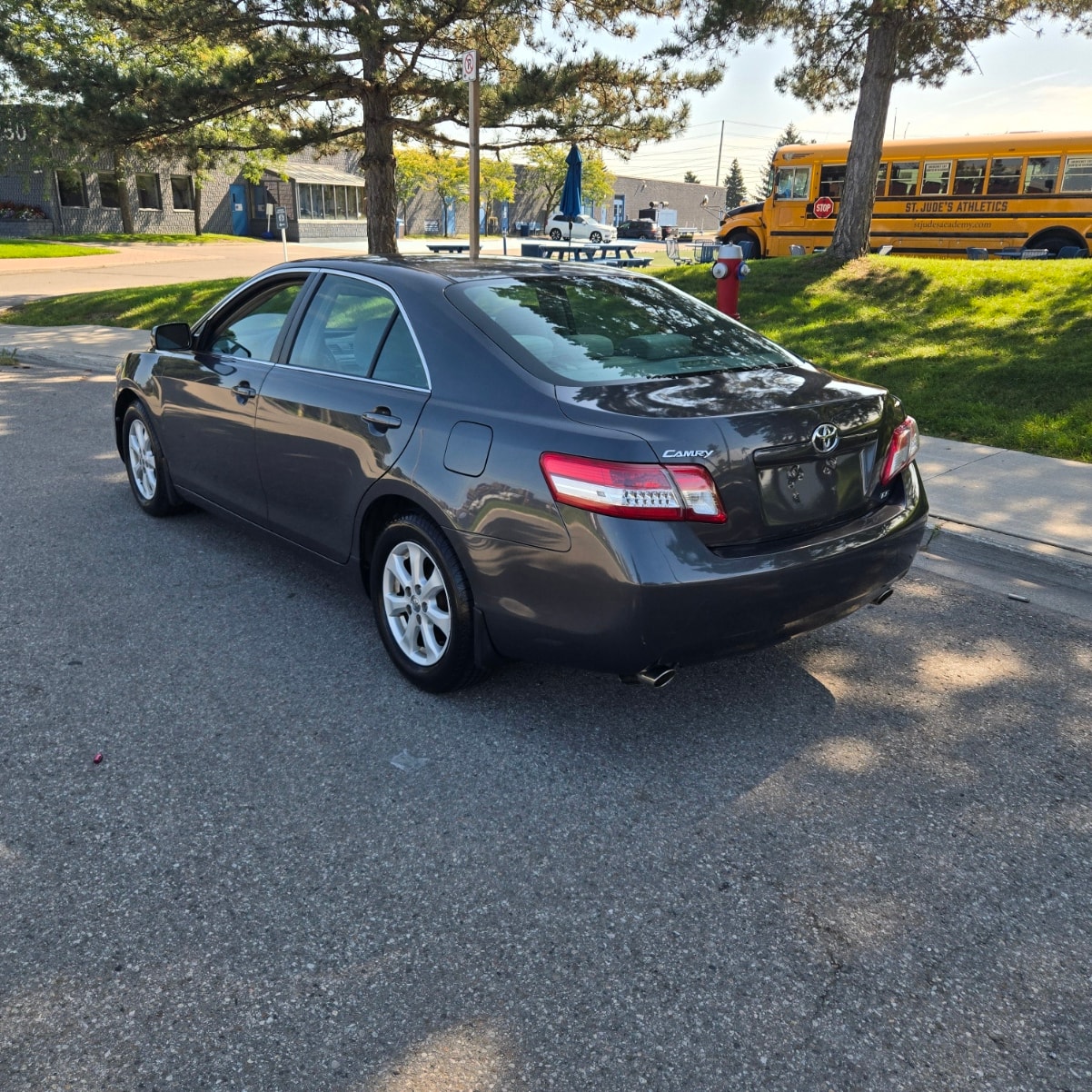 2011 Toyota Camry LE V6 — photo 6 of 9