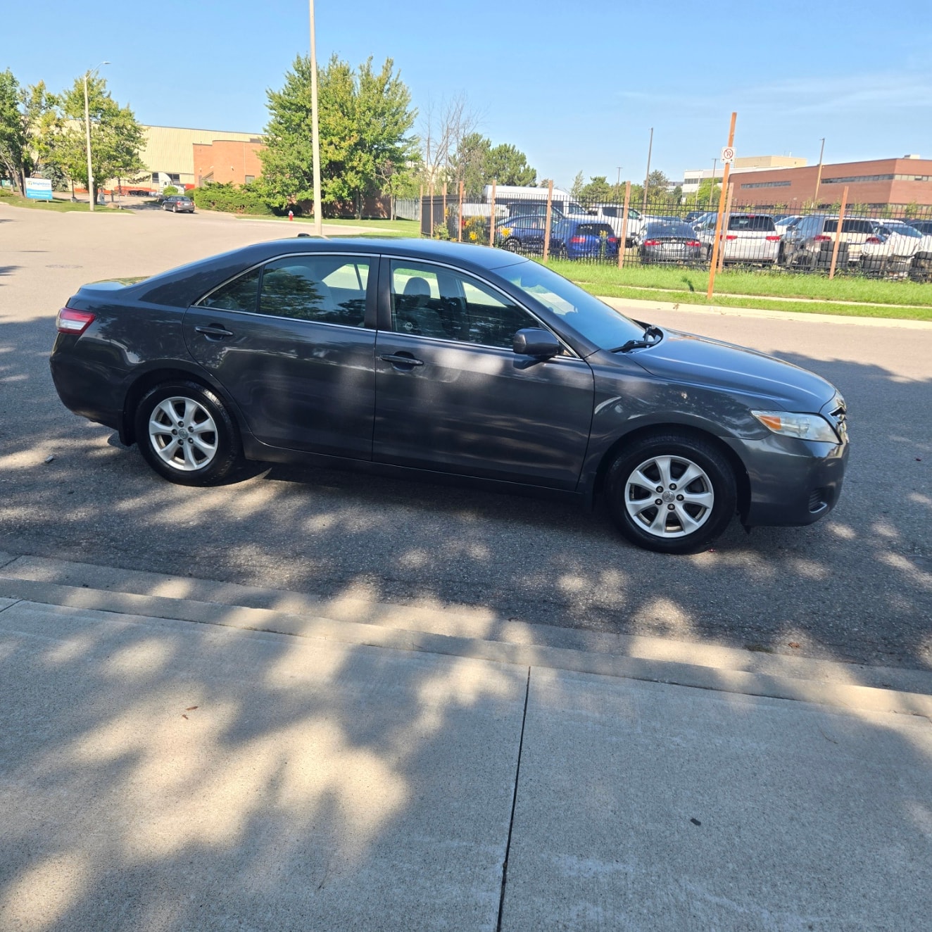 2011 Toyota Camry LE V6 — photo 3 of 9